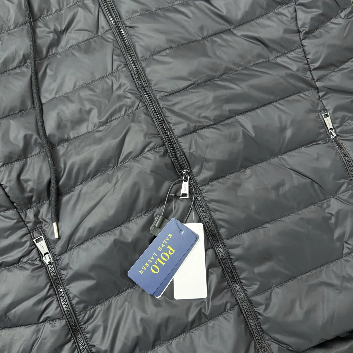 P670 Ralph small label embroidered down hooded jacket, the same style at Ralph Lauren counters. It is made of 80 velvet. The fleece is warm enough. It is very textured on the hand. It is three-dimensional and atmospheric. It is easy to wear in winter. It is simple and elegant. It adopts the os version. The upper body effect is very good. It is suitable for all body types. Soft and comfortable. Craftsmanship imported custom zippers➕Hardware and accessories are complete. The embroidery is full and three-dimensional. Perfect restoration of zp 2:1. Same style for men and women. Versatile and easy to wear. Size M L XL XXL color black navy blue army green
